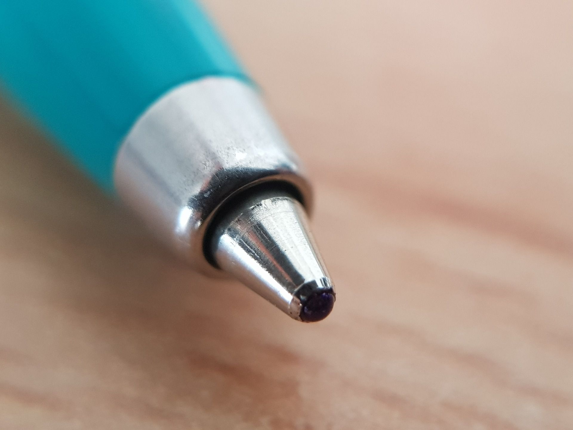 フリクションボールペン：便利な書き直しと修正のツール